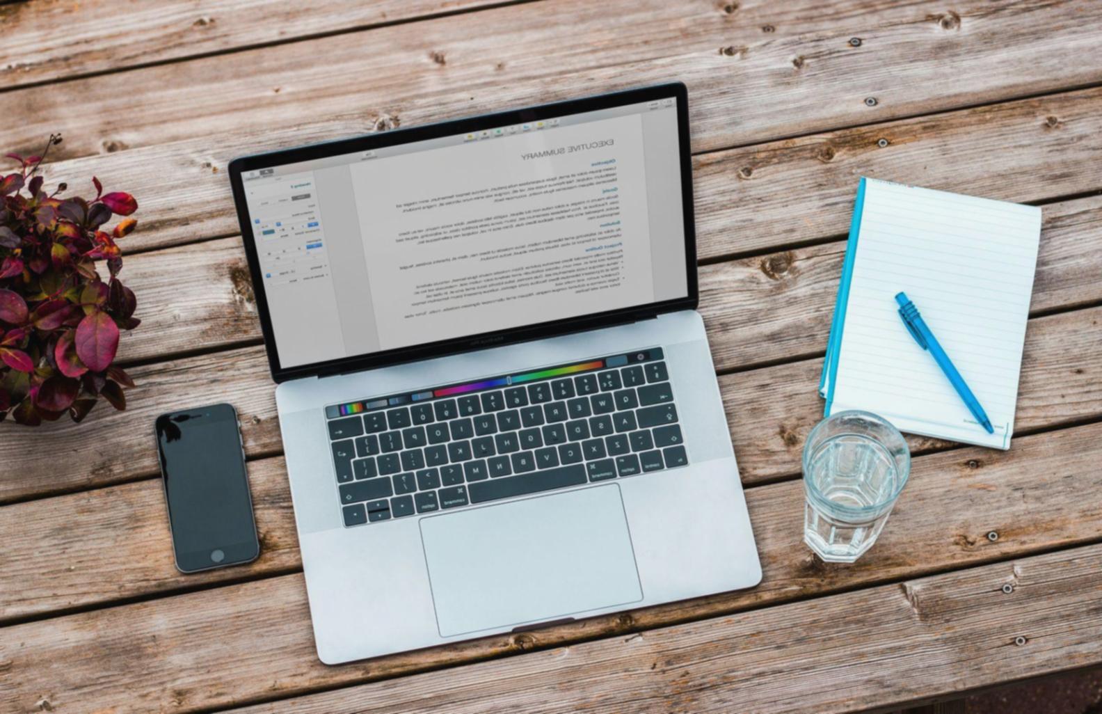 Espace de formation informatique moderne avec équipements