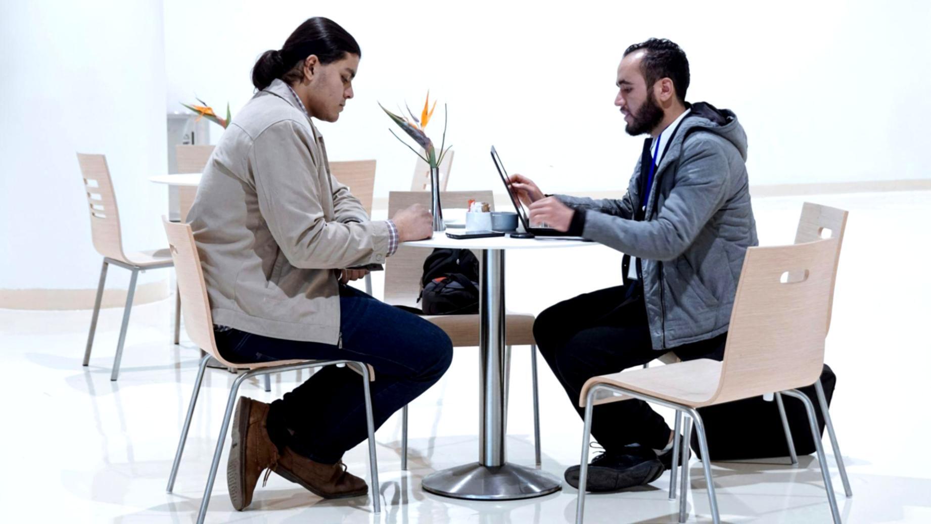 Formation technique en cours avec équipement informatique